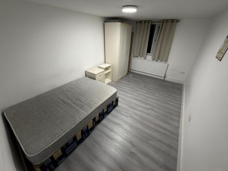 6 Bed End Terrace, Prince Regent Lane, E13 - Photo 3