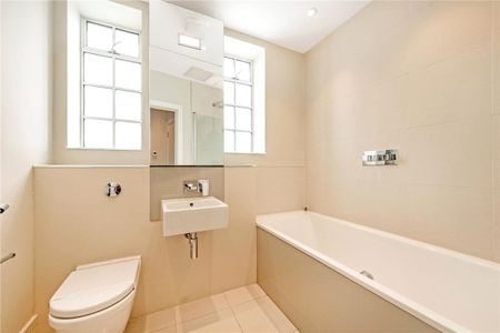 A two bedroom, fourth floor (with lift) apartment ideally located close to Marylebone High Street and Oxford Street. - Photo 5