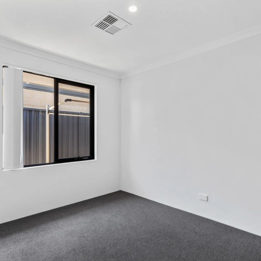 Spacious and Stylish 4-Bedroom Home Close to Shops, Schools and Parks - Photo 1