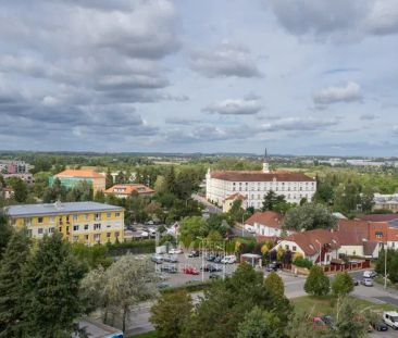 Pronájem světlého bytu 1+kk s krásným výhledem v nejvyšším patře – ... - Fotografie 6