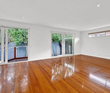 Sunlit Single-Level Living in a Quiet Bayside Cul-de-Sac - Photo 1