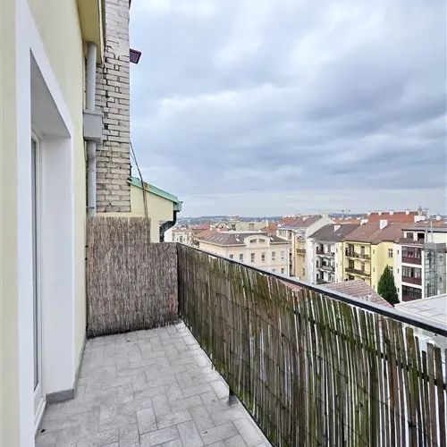 Kompletně zařízený byt 2+kk (balkón s výhledem) v posledním patře domu v Máchově ulici na Vinohradech, ihned k nastěhování - Fotografie 1