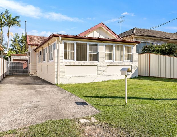 Charming Three Bedroom Home - Photo 1