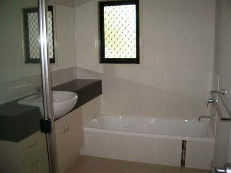 1/32 Camp Street, Mundingburra QLD 4812 - Townhouse For Rent | Domain - Photo 5