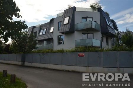 Plně vybavený luxusní byt 3+kk v Kateřinkách se dvěma balkony, sklepem a garáží, přímo u lesa, vhodný pro rodinu, ihned k pronájmu - Fotografie 5