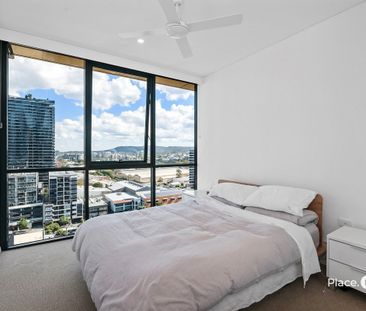 Spacious 1-Bedroom Apartment with River Views – Casino Towers - Photo 6