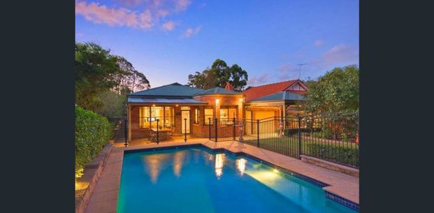 UNIQUE FAMILY HOME CLOSE TO EASTWOOD PUBLIC SCHOOL - Photo 1