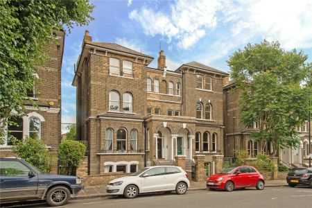 2 bedroom flat in Camden - Photo 4