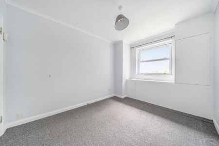 3 bedroom flat to rent - Photo 4