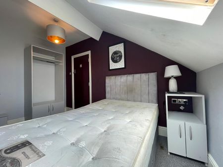 1 bedroom in a house share to rent - Photo 2