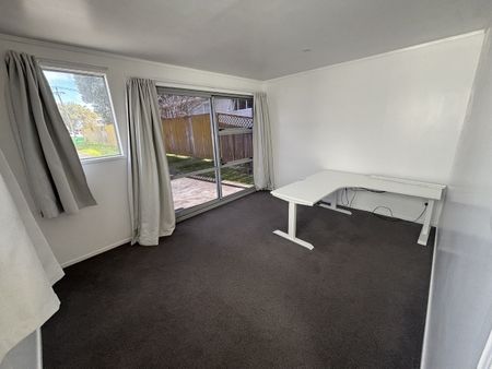 Tidy 2-Bedroom Unit in Papakura – Ideal for Couples or Small Families - Photo 2
