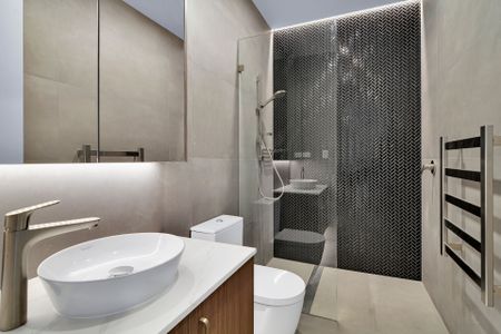 Luxurious Three Bedroom Home - Photo 5