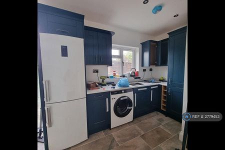 1 bedroom in a house share to rent - Photo 5