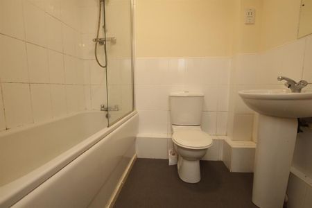 2 bedroom Flat To Let - Photo 4