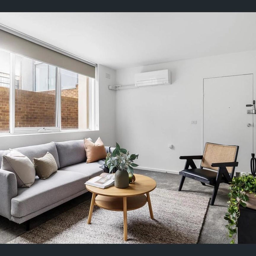 Stylish And Light Filled Ground-Floor Apartment in the Heart of Richmond - Photo 1