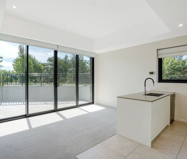 Light-Filled Corner One-Bedroom with Generous Private Courtyard - Photo 4
