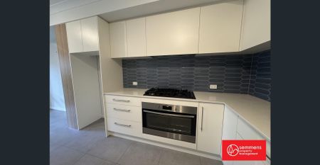 STUNNING 3 BEDROOM TOWNHOUSE - AMAZING LOCATION - Photo 2