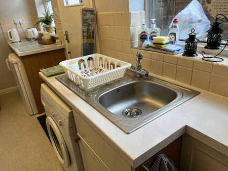 Room 3: 25 Springfield Road, Guildford, Surrey GU1 4DW - Photo 5