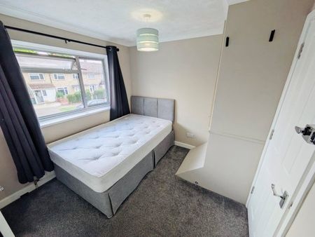 Gossops green 1 bedroom house to rent - Photo 2