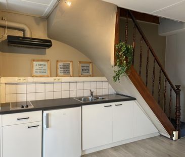 Duplexkamer van 45m² met goed uitgeruste eigen keuken - grote trap ... - Foto 2