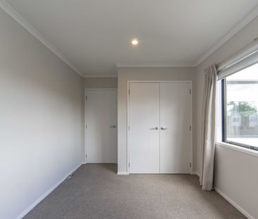 Beautifully Presented Executive Townhouse - Photo 5