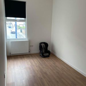 3 bedroom flat to rent - Photo 2