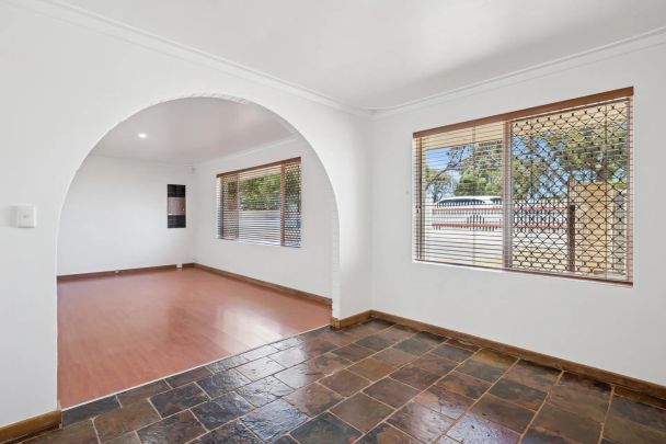 Spacious 5-Bedroom Family Home in Prime Location - Photo 1