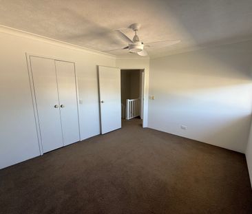 Freshly repainted, Spacious & Comfortable - Walk to Harbourtown - Photo 4