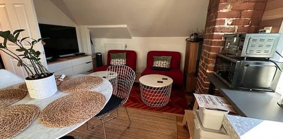 FURNISHED 1 BED 1 BATH LOFT STYLE TOP LEVEL HERITAGE CHARACTER HOUSE - Photo 2