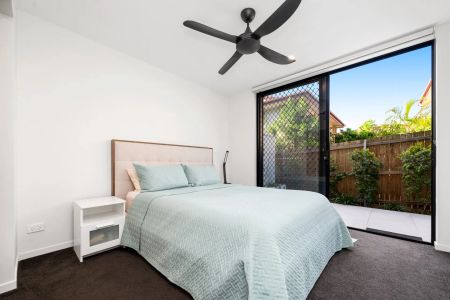 MODERN UNIT LIVING IN PRIME CARINA HEIGHTS LOCATION - Photo 5