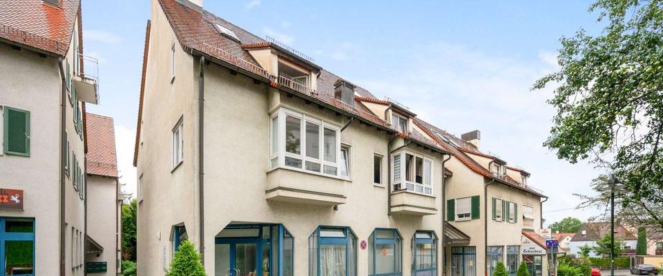 Einziehen & durchstarten: möblierte 1-Zimmer-DG-Wohnung in Top-Lage - Foto 1