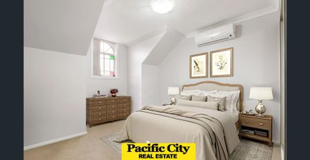 Beautiful Freestanding Townhouse Offering Space, Comfort & Convenience - Photo 2