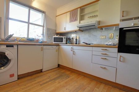 1 bedroom in a house share to rent - Photo 3