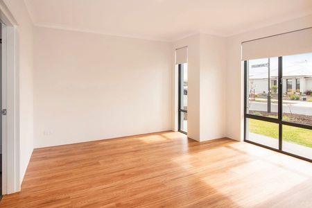 Family Home in Fantastic Location! - Photo 3