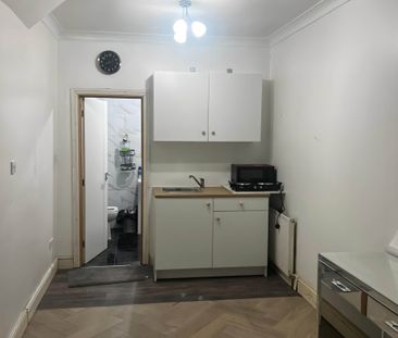 Guide Price £1,000 pcm - Available Now - Part Furnished - Photo 1
