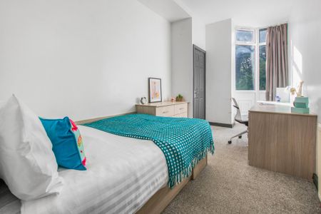 15 HYDE PARK TERRACE Leeds - LS6 1BJ - Photo 2