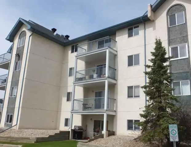 MAIN FLOOR CORNER SUITE! | 6720 158 Ave Nw, Edmonton - Photo 1