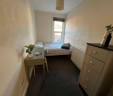 Large Property // Spare Room // Available Now!, LN5 - Photo 5