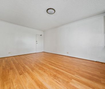 Well Presented Unit In Top Location - Photo 2