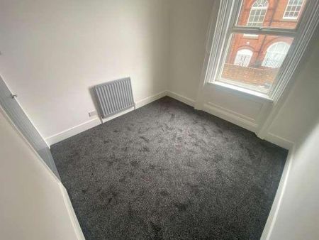 3 bedroom flat to rent - Photo 4