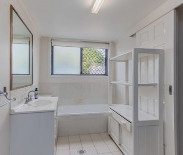 Renovated, partly furnished, 2 bedroom apartment opposite the beach - Photo 6