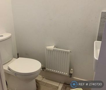 3 bedroom end of terrace house to rent - Photo 2