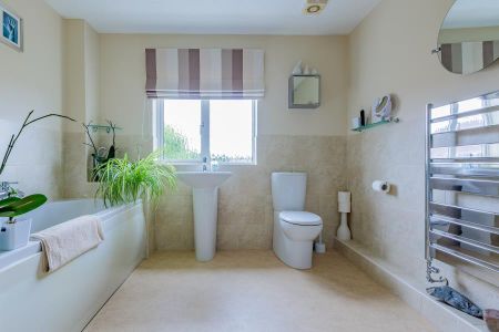 4 bedroom detached house to rent - Photo 3