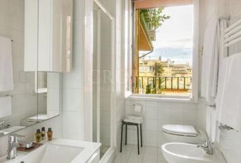 A Charming Penthouse with a Balcony in the Heart of Rome. In Residence with consierge, A/C , WIFI.Rif. #1946