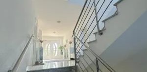 Ideale Familienwohnung mit Terrasse und 1 Autostellplatz mit perfekter Verkehrsanbindung ins Kagran ub VIC ! - Photo 2