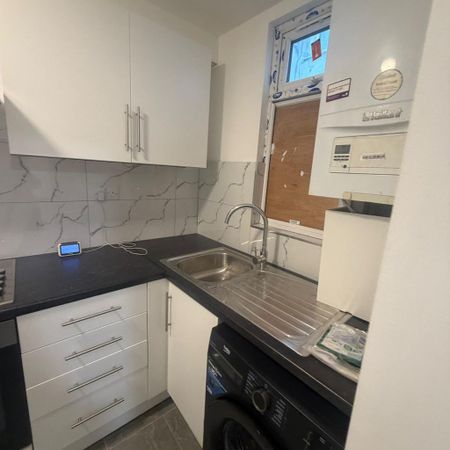 3 bedroom flat to rent - Photo 2