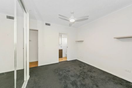 SPACIOUS 2 BEDROOM APARTMENT! - Photo 4