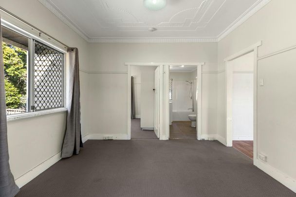 Beautiful 2 Bedroom Cottage, Perfectly Located! - Photo 1