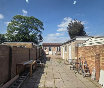 4 bedroom semi-detached house to rent - Photo 6