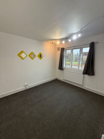 3 Bed Flat, Budoch Drive, IG3 - Photo 4